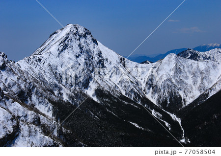 硫黄岳山頂から 残雪の八ヶ岳連峰(赤岳) 北杜市、山梨県、日本 硫黄岳山頂から 残雪の八ヶ岳連峰(赤岳) 北杜市、山梨県、日本 77058504