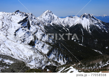 硫黄岳山頂から　残雪の八ヶ岳連峰（横岳、赤岳、阿弥陀岳）　北杜市、山梨県、日本 77058508