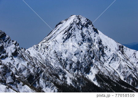硫黄岳山頂から 残雪の八ヶ岳連峰(赤岳) 北杜市、山梨県、日本 硫黄岳山頂から 残雪の八ヶ岳連峰(赤岳) 北杜市、山梨県、日本 77058510