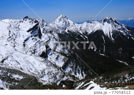硫黄岳山頂から　残雪の八ヶ岳連峰（横岳、赤岳、阿弥陀岳）　北杜市、山梨県、日本 77058512