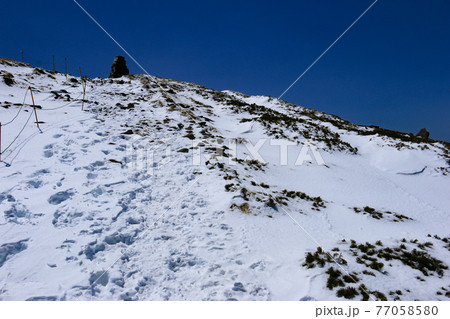 硫黄岳山頂への道 残雪の八ヶ岳連峰 北杜市、山梨県、日本 硫黄岳山頂への道 残雪の八ヶ岳連峰 北杜市、山梨県、日本 77058580