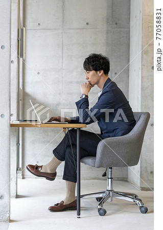 パソコンで作業をする若い男性　カジュアルビジネス　イメージ 77058831