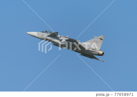 スウェーデン空軍サーブJAS39Cグリペン上昇 77058971