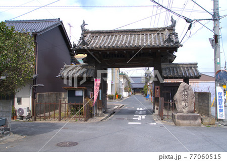 【重要伝統的建造物群保存地区】津山市城西地区にある津山藩主森家菩提寺・本源寺の参道 岡山県津山市 【重要伝統的建造物群保存地区】津山市城西地区にある津山藩主森家菩提寺・本源寺の参道 岡山県津山市 77060515