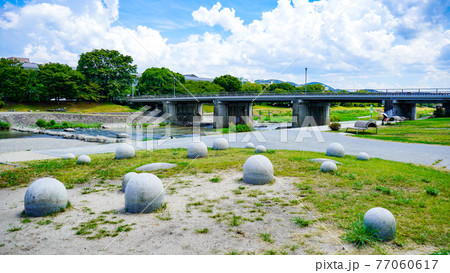 心地よい夏の鴨川の空模様 77060617
