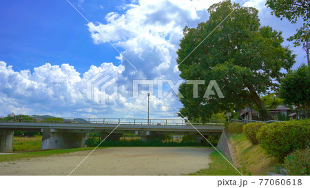 心地よい夏の鴨川の空模様 77060618