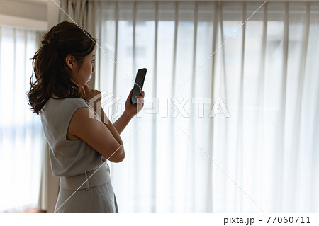 すマーチフォンを使う女性 77060711