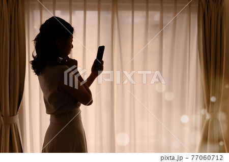 すマーチフォンを使う女性 すマーチフォンを使う女性 77060712