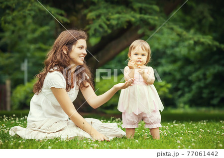 Mother and little daughter in the park 77061442