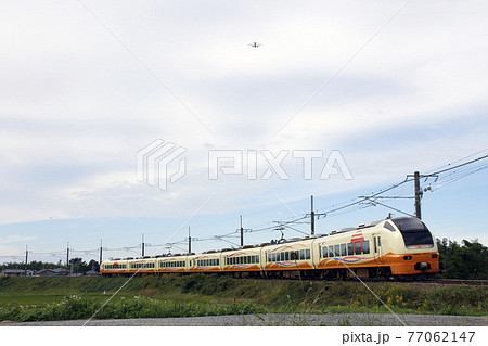 特急いなほ号と新潟空港への航空機 77062147
