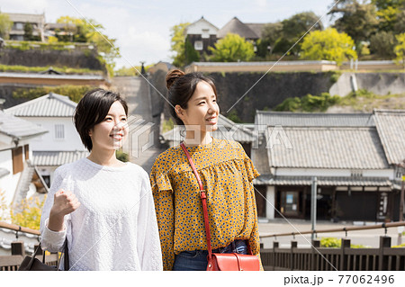 女子旅で城下町を観光する若い女性と友達 【杵築市】 77062496