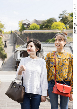 女子旅で城下町を観光する若い女性と友達 杵築市 の写真素材