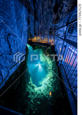 岩手県 岩泉町の龍泉洞 (第一地底湖) 岩手県 岩泉町の龍泉洞 (第一地底湖) 77062529
