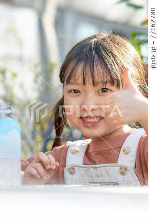 子供 幼児 少女 77062780