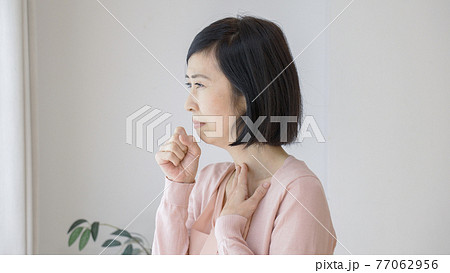 喉が痛くて咳をするシニア女性 喉が痛くて咳をするシニア女性 77062956