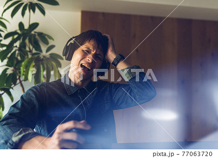 男性のポートレイト 77063720