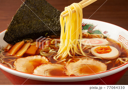 箸で持ち上げたしょうゆラーメン 箸で持ち上げたしょうゆラーメン 77064330
