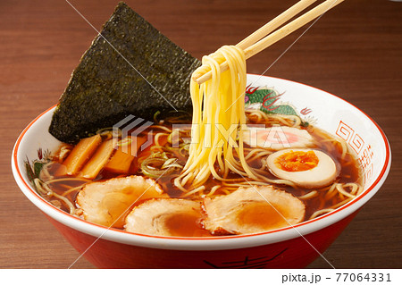 箸で持ち上げたしょうゆラーメン 77064331