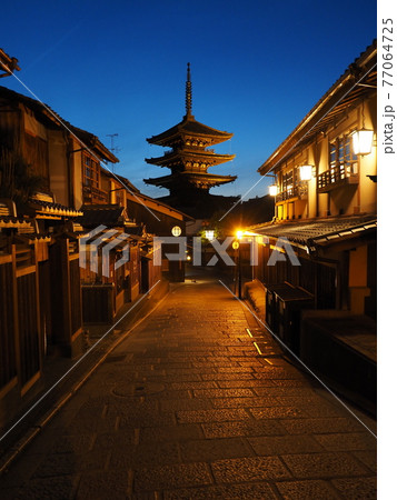 京都　マジックアワーの八坂の塔 77064725