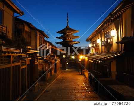 京都　マジックアワーの八坂の塔 77064726