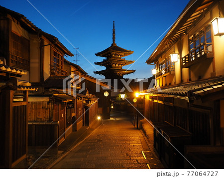 京都　マジックアワーの八坂の塔 77064727