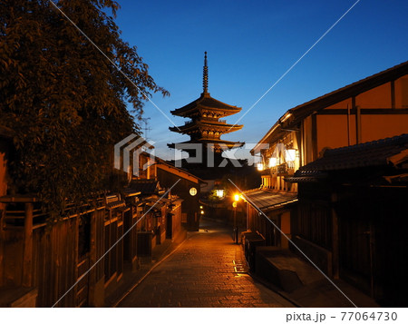 京都　マジックアワーの八坂の塔 77064730