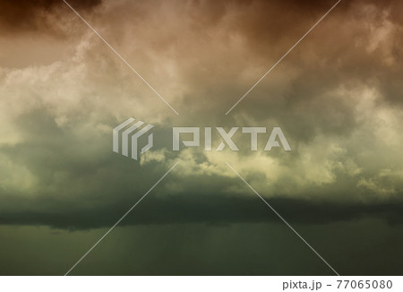 Dramatic clouds before rain Dramatic clouds before rain 77065080