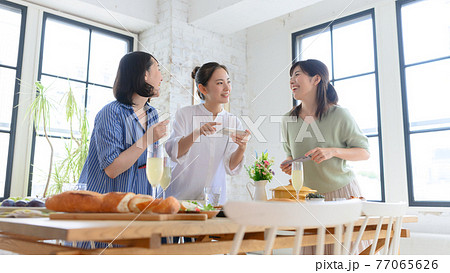 楽しそうなホームパーティー 77065626