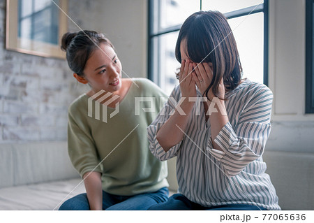泣く女性とその友達 泣く女性とその友達 77065636