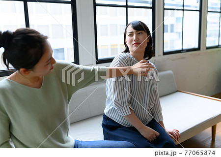 いがみ合う二人　ケンカ 77065874