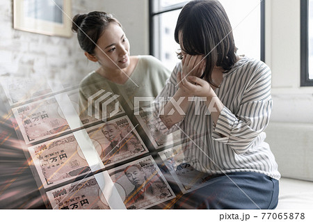 泣く女性とその友達 77065878