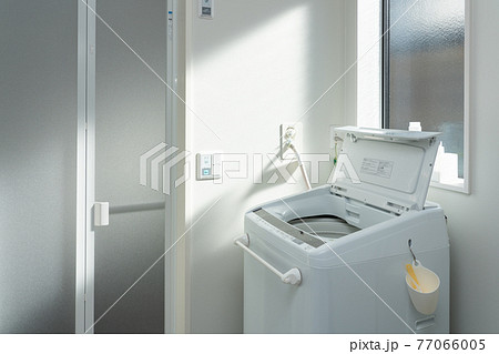 日の差し込む脱衣所・洗濯機・バスルーム 日の差し込む脱衣所・洗濯機・バスルーム 77066005
