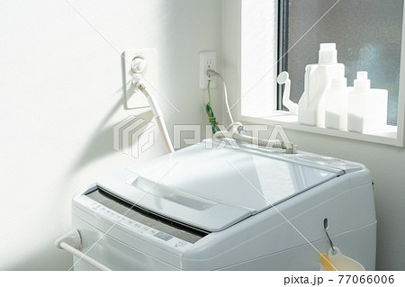 日の差し込む脱衣所・洗濯機　詰め替え　プラスチック 77066006