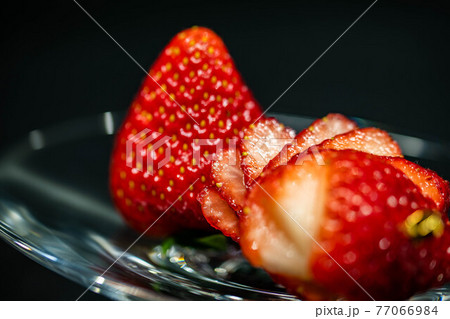 ガラスの器に乗った奈良のイチゴ、古都華 77066984