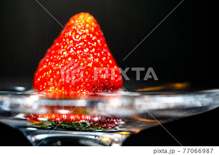 ガラスの器に乗った奈良のイチゴ、古都華 77066987