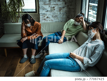 体調不良でダウンする女性たち 体調不良でダウンする女性たち 77067425