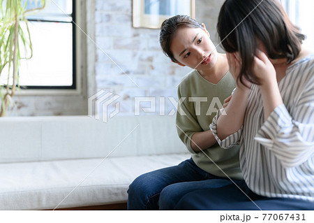 泣く女性とその友達 泣く女性とその友達 77067431