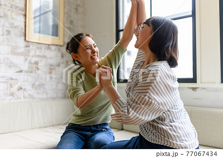 女子同士の喧嘩 77067434