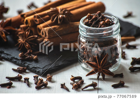 star anise, cloves and cinnamon sticks 77067589
