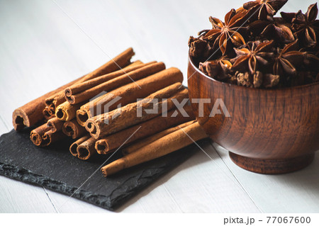star anise, cloves and cinnamon sticks 77067600
