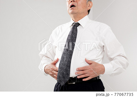 シニア男性　メタボ　ビジネスマン　ダイエット 77067735