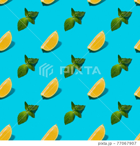Lemon slices and mint leaves seamless pattern. 77067907