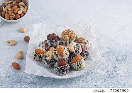 Organic non bake energy balls with nuts. 77067909