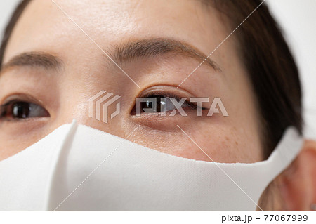 目元　アップ　若い女性 77067999
