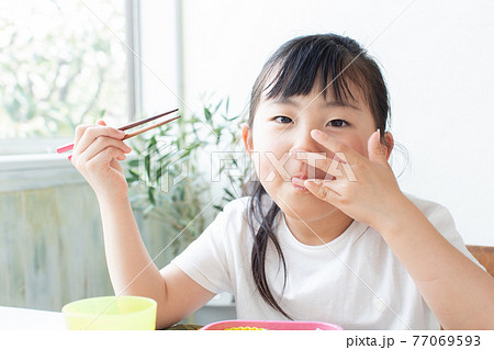 お弁当を食べる子供 77069593