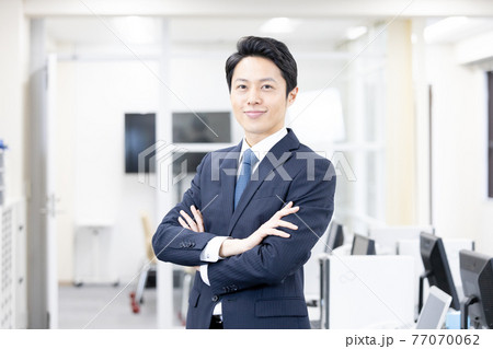 腕組みをする男性会社員 腕組みをする男性会社員 77070062