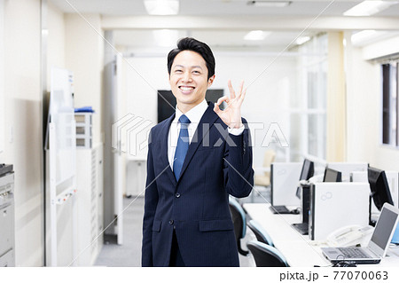 オーケーポーズをする男性会社員 オーケーポーズをする男性会社員 77070063