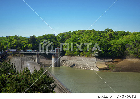 渇水の新緑の村山上貯水池の取水塔 東京の水がめの多摩湖 渇水の新緑の村山上貯水池の取水塔 東京の水がめの多摩湖 77070683
