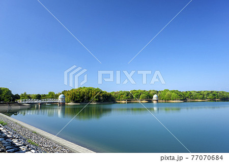 雲一つない快晴の空と新緑の多摩湖　取水塔 77070684