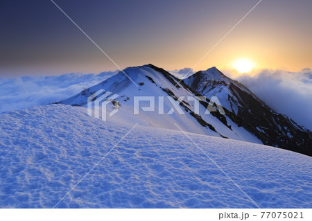 鳥取県の伯耆大山の雲海と日の出 77075021
